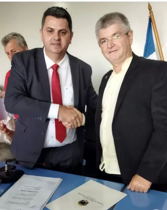 Com a presença do prefeito,  Renato Correia toma posse como presidente do Legislativo de Itanhém 