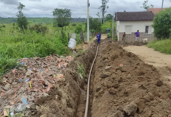 Prefeitura de Itanhém leva água encanada ao bairro Santa Maria