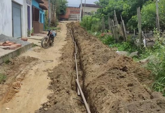 Prefeitura de Itanhém leva água encanada ao bairro Santa Maria