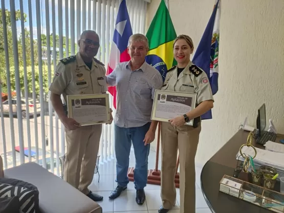 Prefeito entrega Moção de Aplausos aos majores Kelly Ravani e Calmon. Autoridades visitaram Colégio São Bernardo