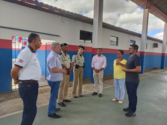 Prefeito entrega Moção de Aplausos aos majores Kelly Ravani e Calmon. Autoridades visitaram Colégio São Bernardo