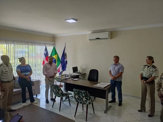 Prefeito entrega Moção de Aplausos aos majores Kelly Ravani e Calmon. Autoridades visitaram Colégio São Bernardo