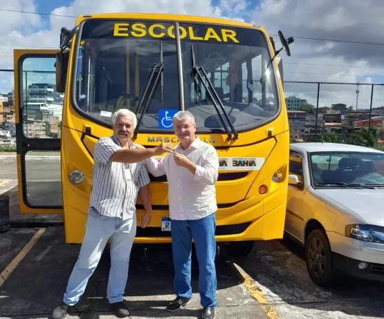 Prefeito Mildson Medeiros recebe novo ônibus para transporte escolar em Itanhém 