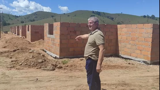 Prefeito Mildson Medeiros faz visita em obras do novo conjunto habitacional. Primeira etapa serão 44 casas