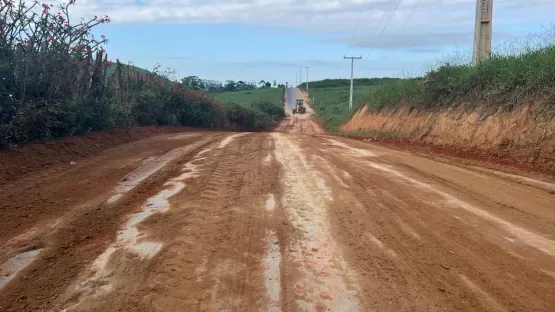 Ian Costa retorna à diretoria de Obras da Prefeitura de Itanhém e já começa recuperar a estrada de Santa Rita