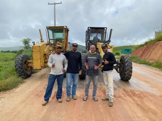 Prefeito determina e diretor de Obras mobiliza equipe para patrolar e garantir a melhoria da estrada de Bating