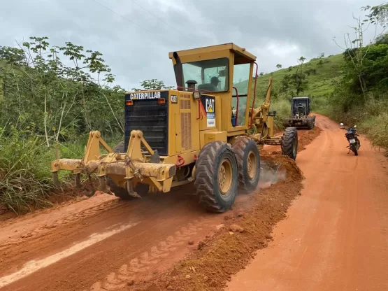 Prefeito determina e diretor de Obras mobiliza equipe para patrolar e garantir a melhoria da estrada de Bating