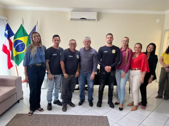 Em encontro, prefeito de Itanhém apresenta novo delegado e entrega Moção de Aplausos a funcionárias da Sedec