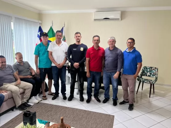 Em encontro, prefeito de Itanhém apresenta novo delegado e entrega Moção de Aplausos a funcionárias da Sedec