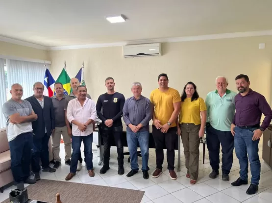 Em encontro, prefeito de Itanhém apresenta novo delegado e entrega Moção de Aplausos a funcionárias da Sedec