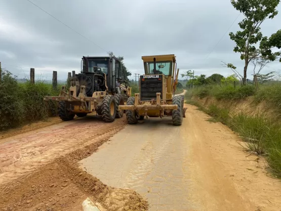 Cumprindo planejamento Prefeitura de Itanhém inicia patrolamento da estrada de Ibirajá