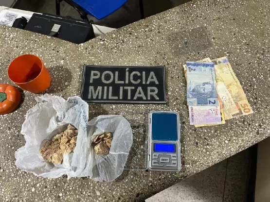 Homem é preso com drogas no bairro Grinaldo Medeiros, em Itanhém