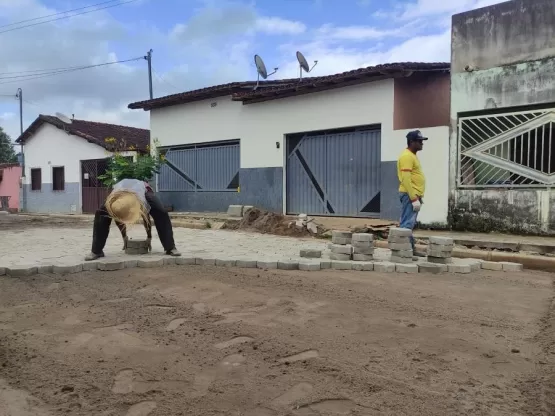 Após 32 anos na lama e na poeira ruas do Leopoldina Botelho começam a receber pavimentação