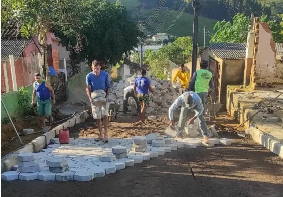 Mildson Medeiros inicia calçamento de três ruas em Salomão