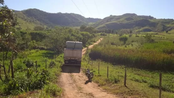 Prefeitura de Itanhém substitui ponte de madeira por manilhas, entre Santa Rita e Assentamento