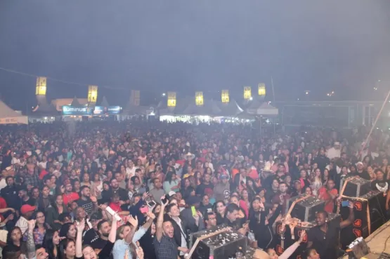 Milhares de pessoas agitam segunda noite da 21ª Exponhém, comemorando o aniversário de 65 anos Itanhém. Hoje tem Daniel Vieira e Psirico