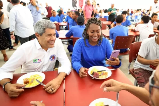 Governo do Estado entrega obras de educação, infraestrutura e esporte, em Itanhém