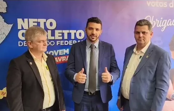 Ao lado do prefeito Mildson Medeiros, deputado Neto Carletto, que teve o apoio de Renato Correia e Ian Costa, anuncia ambulância para o SAMU de Itanhém