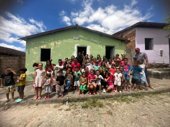 Itanhem - Festa Solidária no Monte Santo: Comunidade e Voluntários se Unem para Celebrar o Dia das Crianças com Doces, Brinquedos e Muita Alegria