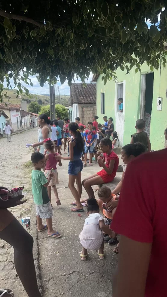 Itanhem - Festa Solidária no Monte Santo: Comunidade e Voluntários se Unem para Celebrar o Dia das Crianças com Doces, Brinquedos e Muita Alegria