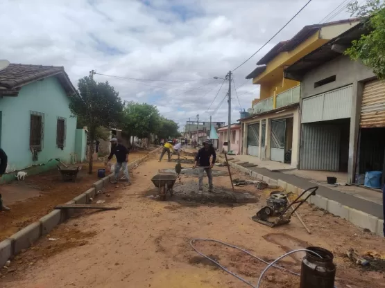 Prefeitura de Itanhém inicia serviços de pavimentação de cinco ruas nos fundos do mercado municipal