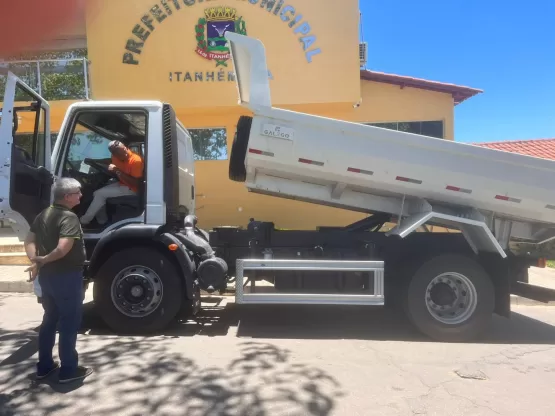 Prefeito Mildson Medeiros recebe caçamba para infraestrutura; até agora sua gestão recebeu dez veículos e máquinas pa