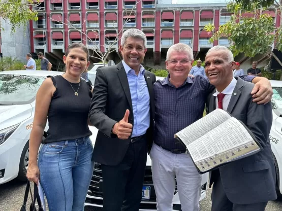 Prefeito e secretária recebem do governador veículo para a Unidade de Acolhimento de Crianças e Adolescentes de Itanhém