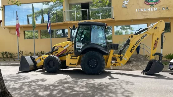 Prefeito Mildson recebe retroescavadeira, depois de três caçambas, dois tratores, automóveis, ônibus escolar e ambulância