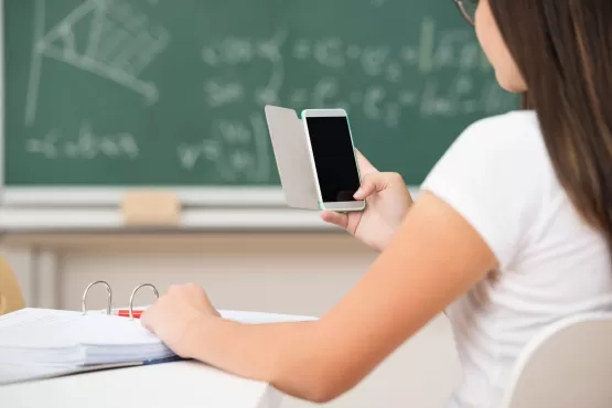 Uso de celular em sala de aula pode ser proibido na Bahia; entenda