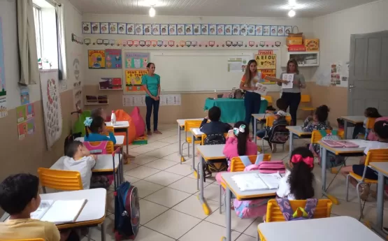 Palestra na Escola Nova Brasília CREAS de Itanhém encerra mobilizações do Mês de Combate ao Abuso Sexual, mas alerta que essas atitudes em defesa das crianças e adolescentes devem durar o ano todo