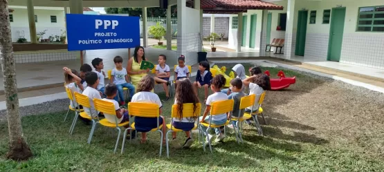 Alunos do CMEI de Itanhém Participam de Ato Democrático para Atualização do PPP