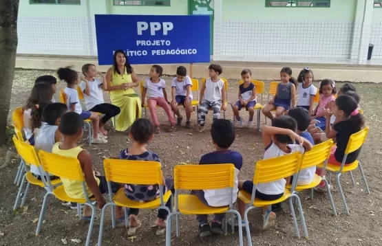 Alunos do CMEI de Itanhém Participam de Ato Democrático para Atualização do PPP