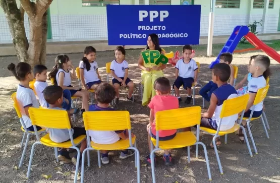 Alunos do CMEI de Itanhém Participam de Ato Democrático para Atualização do PPP