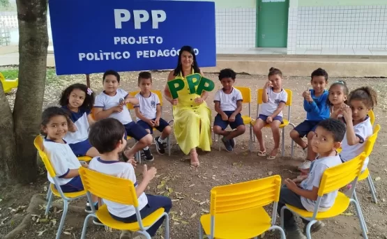 Alunos do CMEI de Itanhém Participam de Ato Democrático para Atualização do PPP