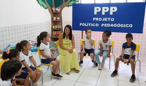 Alunos do CMEI de Itanhém Participam de Ato Democrático para Atualização do PPP