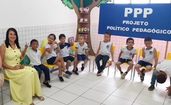 Alunos do CMEI de Itanhém Participam de Ato Democrático para Atualização do PPP