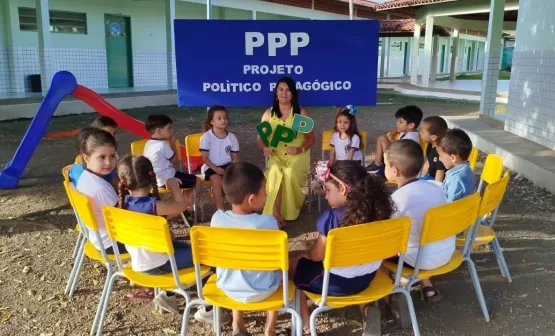 Alunos do CMEI de Itanhém Participam de Ato Democrático para Atualização do PPP