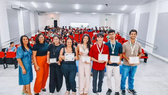 Veja entrevista - Entrega de medalhas da Olimpíada de Português e premiação da Feira de Ciências da Bahia marcam despedida do 3º Ano/2024 do Colégio Polivalente de Itanhém