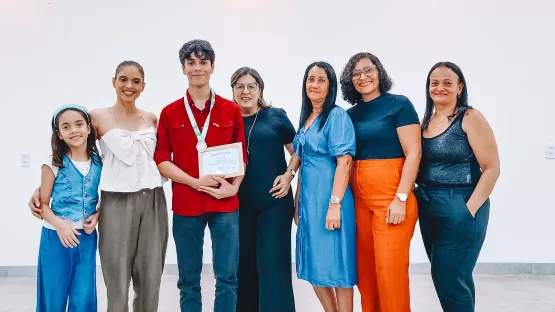 Veja entrevista - Entrega de medalhas da Olimpíada de Português e premiação da Feira de Ciências da Bahia marcam despedida do 3º Ano/2024 do Colégio Polivalente de Itanhém