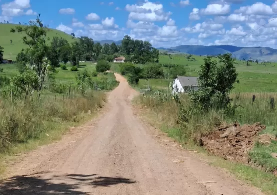 Prefeitura de Itanhém e Presidente da Câmara Paulinho Correia realizam parceria para cascalhamento da estrada que liga Itanhém à Comunidade dos Arrudas e dos Ferreira