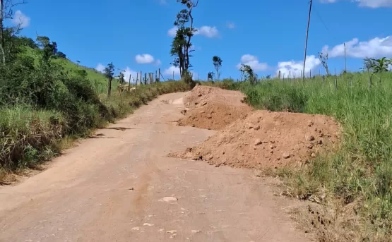 Prefeitura de Itanhém e Presidente da Câmara Paulinho Correia realizam parceria para cascalhamento da estrada que liga Itanhém à Comunidade dos Arrudas e dos Ferreira