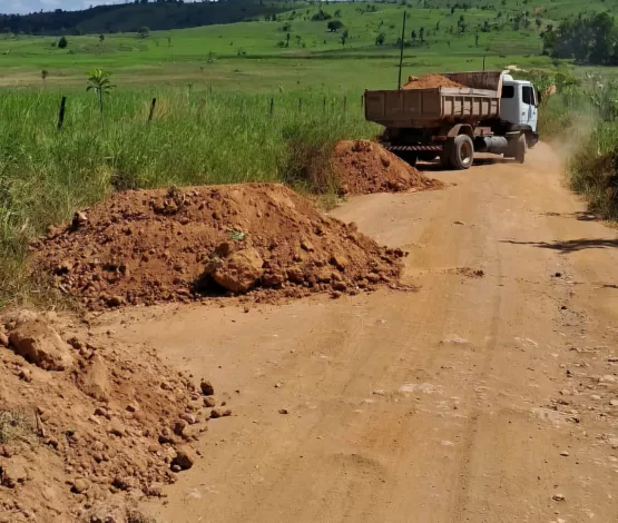 Veja vídeo  - Prefeitura de Itanhém e Presidente da Câmara Paulinho Correia realizam parceria para cascalhamento da estrada que liga Itanhém à Comunidade dos Arrudas e dos Ferreira