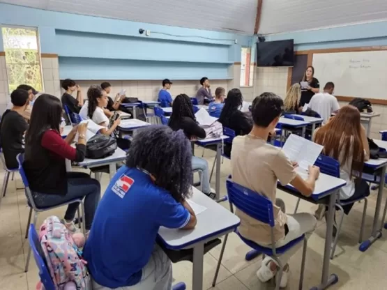 Jerônimo anuncia contratação de psicólogos e assistentes sociais para a rede estadual de ensino e garante novo piso nacional da Educação