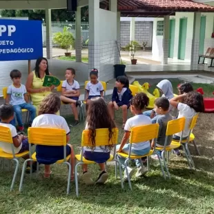 Alunos do CMEI de Itanhém Participam de Ato Democrático para Atualização do PPP