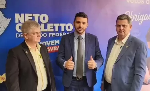 Ao lado do prefeito Mildson Medeiros, deputado Neto Carletto, que teve o apoio de Renato Correia e Ian Costa, anuncia ambulância para o SAMU de Itanhém