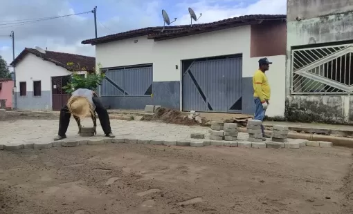 Após 32 anos na lama e na poeira ruas do Leopoldina Botelho começam a receber pavimentação