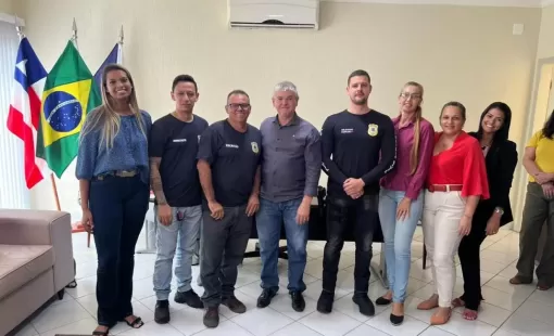 Em encontro, prefeito de Itanhém apresenta novo delegado e entrega Moção de Aplausos a funcionárias da Sedec