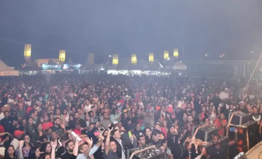 Milhares de pessoas agitam segunda noite da 21ª Exponhém, comemorando o aniversário de 65 anos Itanhém. Hoje tem Daniel Vieira e Psirico