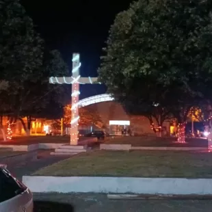 Praça de Ibirajá é Revitalizada e Ornamentada para o Natal e Ano Novo Graças a Fábio, Deusdete e Apoiadores