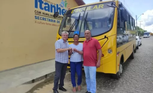 Prefeito entrega ônibus escolar novo para Batinga e confirma reforma da Escola Eulinda Gavazza